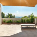 Terraza con baldosas sueltas y humedad: diagnóstico rápido antes de reparar